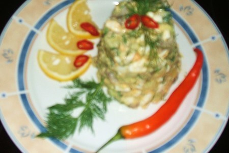 Фото к рецепту: Салат  с авокадо и сельдью