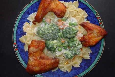 Фото к рецепту: Крылышки с бантиками и овощами в сметанном соусе.