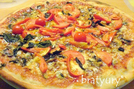 Фото к рецепту: Пицца "маргарита" в семейном прочтении