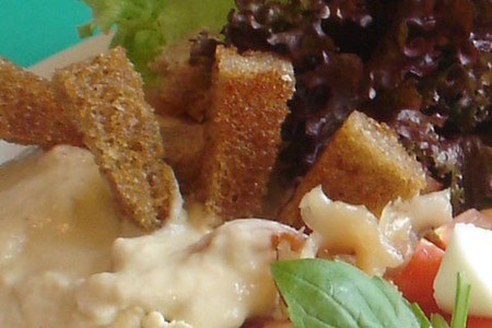 Фото к рецепту: Салат с копченой скумбрией и чесночным соусом
