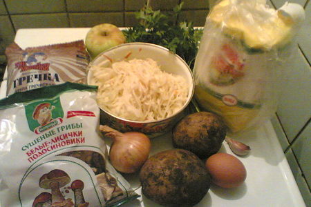 Фото к рецепту: Щи из квашеной капусты с сушоными грибами и с гречневыми оладьями