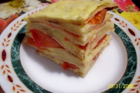 Фото к рецепту: Блинчики с сыром и помидорами