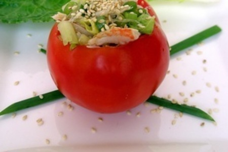 Фото к рецепту: Фаршированый помидор с крабовым мясом и салатом
