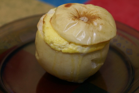 Фото к рецепту: Печеное яблоко с творожной начинкой
