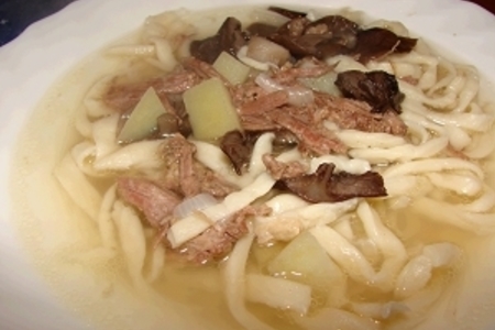 Суп с домашней лапшой, тушёнкой и грибами