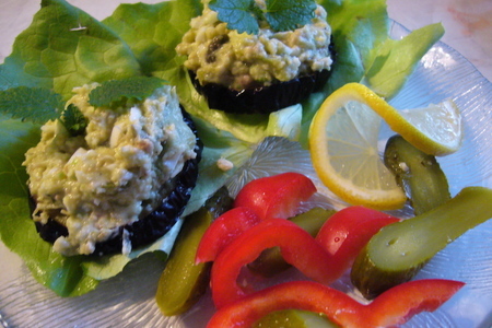 Фото к рецепту: Салат-крем из авокадо с печенью трески на баклажановых тостах