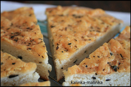 Фото к рецепту: Фокачча с сыром и маслинами.