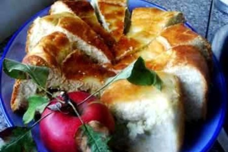 Фото к рецепту: Пирог с шампиньонами и луком пореем