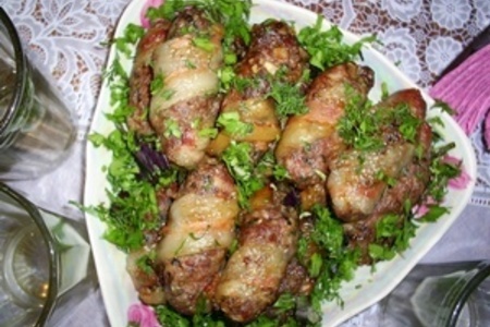 Фото к рецепту: Запечённые колбаски с сухофруктами