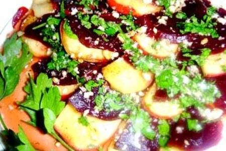 Фото к рецепту: Салат из свеклы яблок