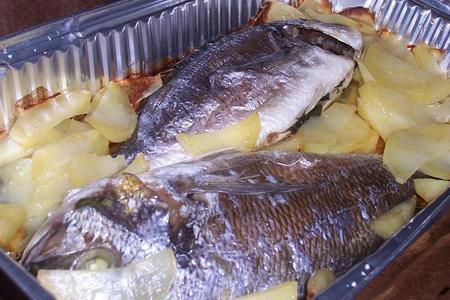 Фото к рецепту: Рыбешка с картошкой в духовке
