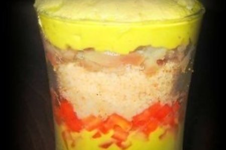 Фото к рецепту: Томаты с авокадо и анчоусами под соусом песто