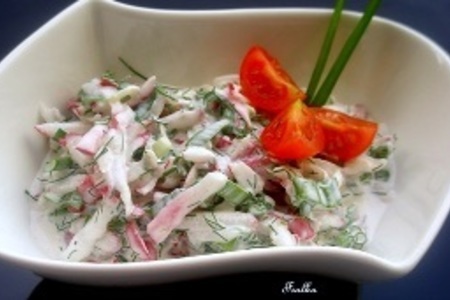 Фото к рецепту: Салатик из редиски в сырно-иогуртовой заправке