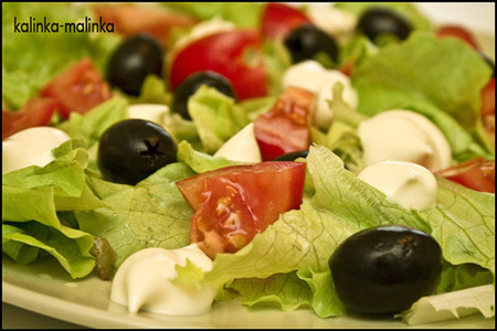Фото к рецепту: Салат с помидорами и маслинами.
