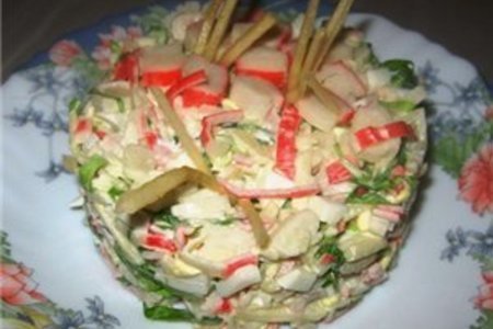 Фото к рецепту: Яблочный салат с крабовыми палочками