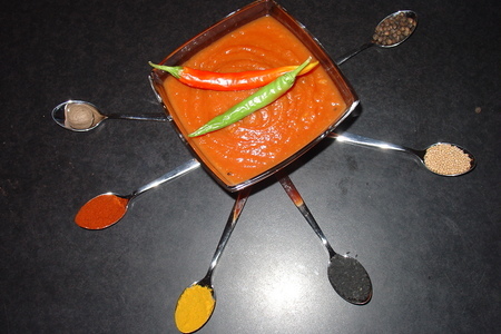 Фото к рецепту: Hot zucchini-salsa