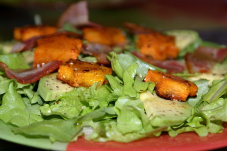 Фото к рецепту: Салат с руколой, запечённой тыквой и беконом