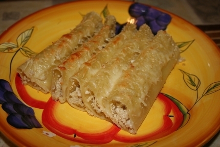 Фото к рецепту: Запечёные канелоне с индейкой под сыром
