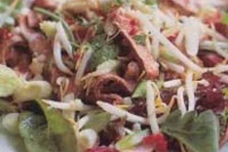 Фото к рецепту: Хрустящий салат с говядиной
