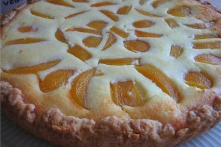 Фото к рецепту: Пирог с творогом и персиками