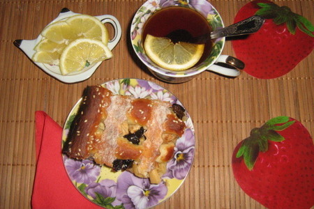 Фото к рецепту: Пирог с яблоком, айвой и черносливом