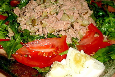 Фото к рецепту: Салат с тунцом, руколой и соленым огурцом