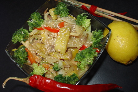 Фото к рецепту: Тёплый салат по-китайски.
