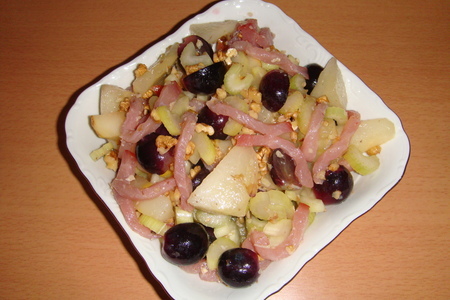 Фото к рецепту: Пикантный грушевый салат