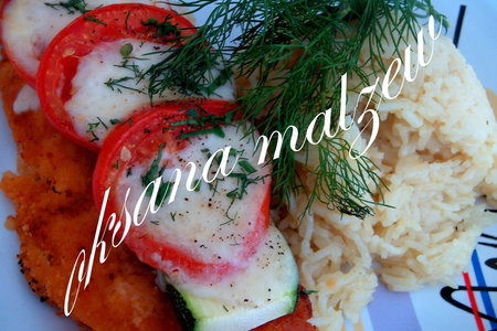 Фото к рецепту: Форель запечёная с помидорами и сыром моцарелла