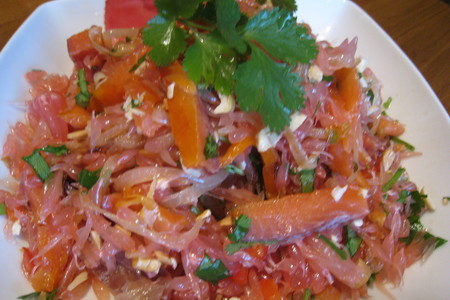 Фото к рецепту: Салат из помело с копченым лососем