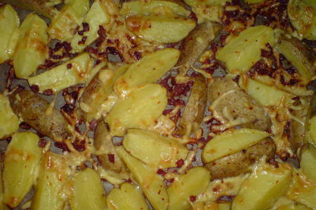Фото к рецепту: Картофель с беконом и сыром