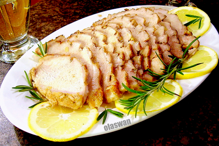 Фото к рецепту: Свинина запеченая с розмарином и лимоном