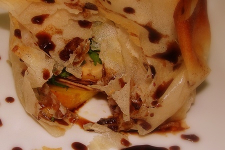 Фото к рецепту: Мешочки из  пасты "фило" с креветками