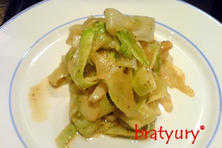 Фото к рецепту: Салат из дайкона и кабачка