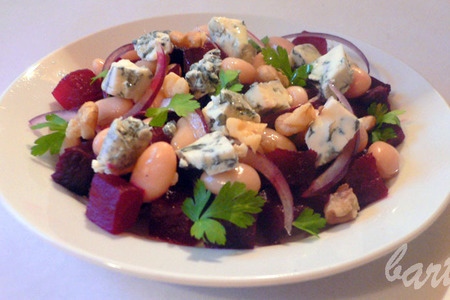 Фото к рецепту: Салат свекольный с фасолью и сыром дор блю.