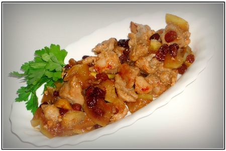 Фото к рецепту: Свинина с яблоками,изюмом и медом