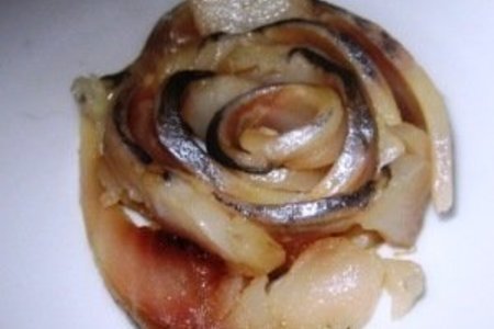 Фото к рецепту: Роза из селёдки (можно не оценивать)
