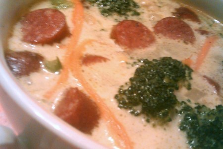 Фото к рецепту: Сырный суп с зелёным горошком и колбасками.