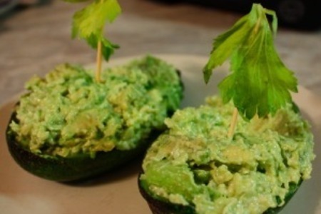 Фото к рецепту: Кораблики из авокадо с сельдереем