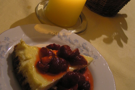 Сырный торт с клубничным салатом