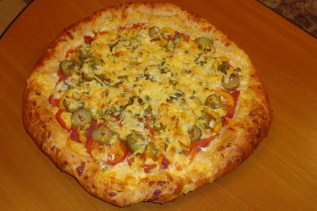 Фото к рецепту: Пицца на пышном тесте "сырная при сырная"