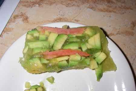 Фото к рецепту: Террин из авокадо и лосося холодного копчения