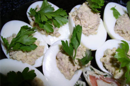 Фото к рецепту: Яйца, фаршированные печенью трески