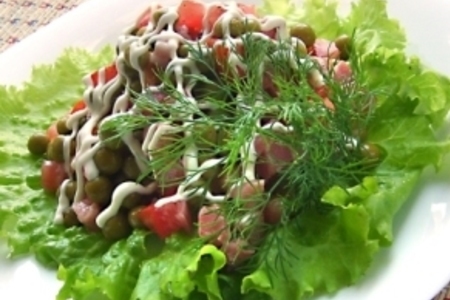 Фото к рецепту: Салат с ветчиной и зеленым горошком
