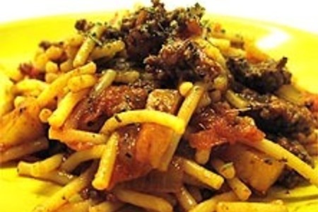 Фото к рецепту: Спагетти с соусом с мясным фаршем