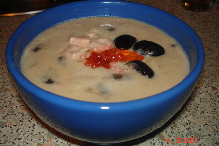Фото к рецепту: Сливочный суп с семгой, креветками и икрой