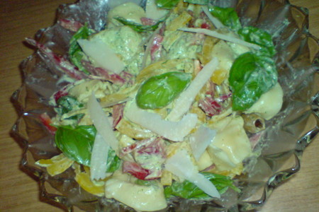 Фото к рецепту: Салат из равиолли с песто