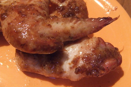 Фото к рецепту: Куриные крылья и голени в остром маринаде, жаренные на решетке