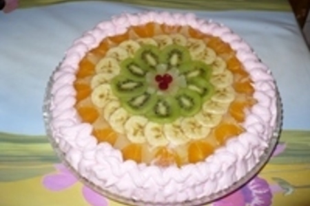 Фото к рецепту: Тортик с фруктами в желе и взбитыми сливками