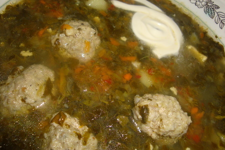 Фото к рецепту: Суп с щавелем и свиными галочками.
